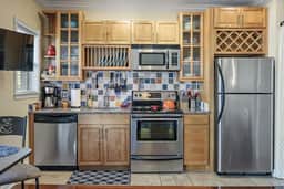 Cozy Flat in The Heart of DTSP-Wine-Dine-Sunshine! - Image 3