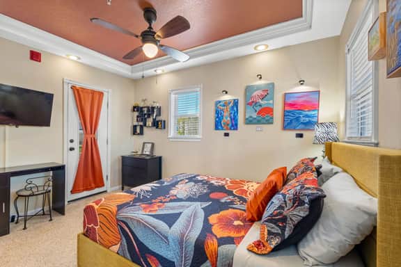 The Gallery" - Artful Stay in Downtown St Pete - Image 3