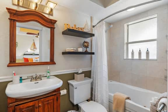 Cozy Flat in The Heart of DTSP-Wine-Dine-Sunshine! - Image 4