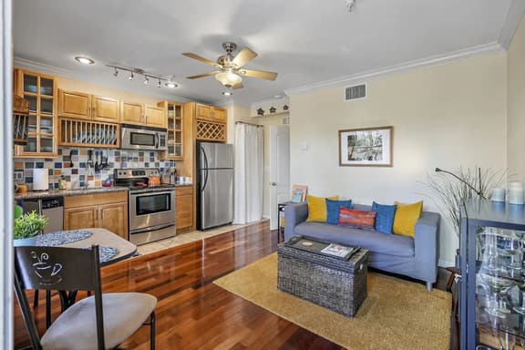 Cozy Flat in The Heart of DTSP-Wine-Dine-Sunshine! - Image 1